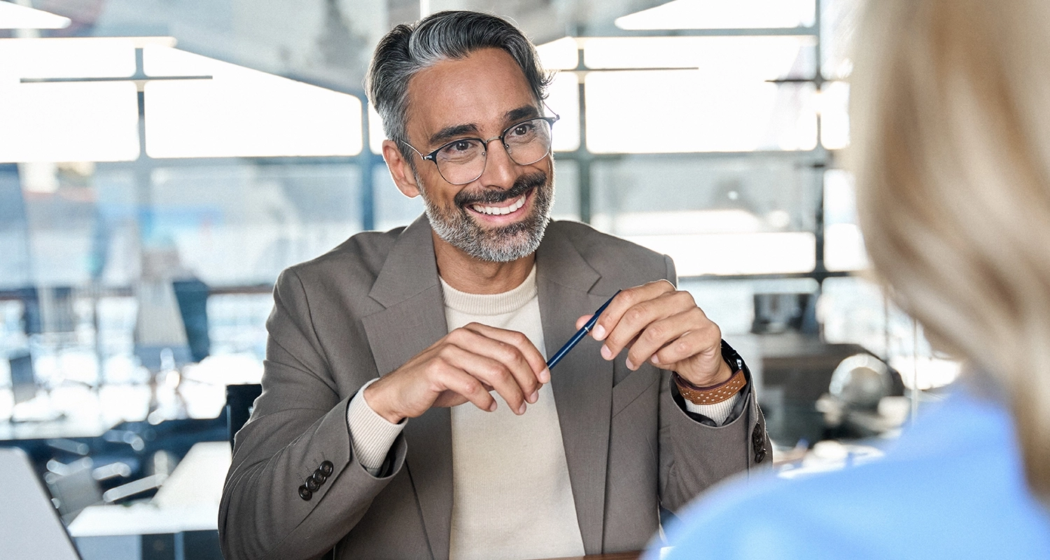 Médecin en consultation avec sa patiente en cabinet