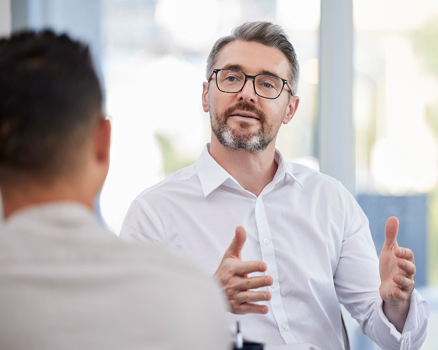 Homme médecin généraliste en consultation avec son patient