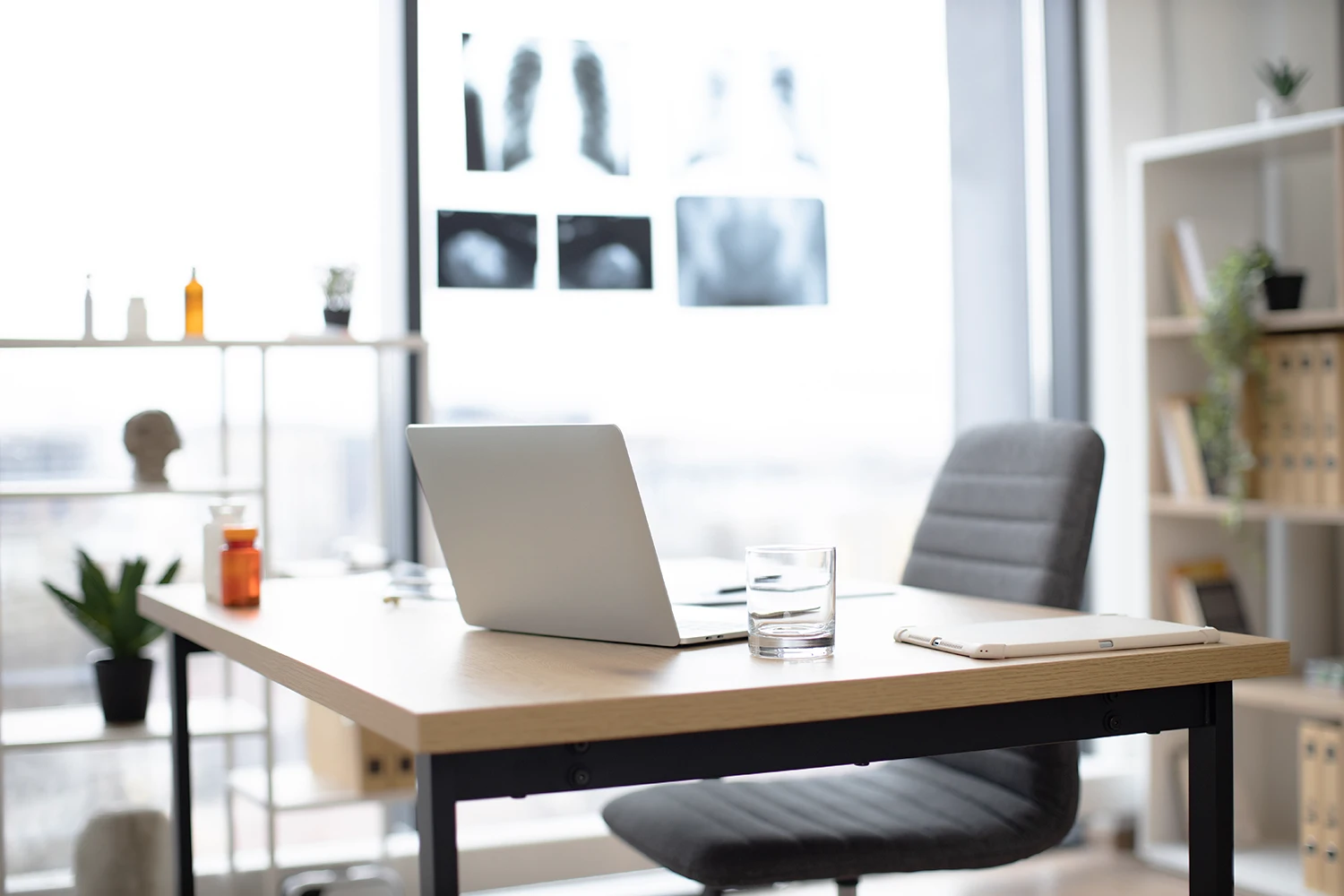Mac posé sur un bureau dans un cabinet de médecin